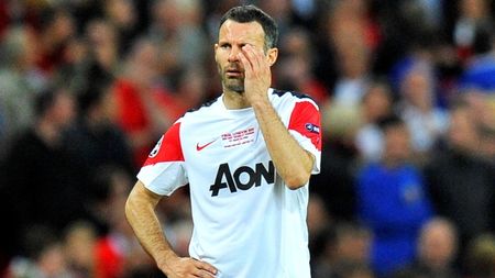 După ce a trăit 8 ani cu soția fratelui său, Giggs i-a făcut avansuri sexuale și altei femei din famile:** "Nu-și poate ține pantalonii pe el!"