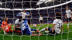 Gest reprobabil al unui jucător care a câștigat milioane din fotbal!** O mamă singură, pusă într-o situație disperată: "Am fost șocată când am văzut asta!" 