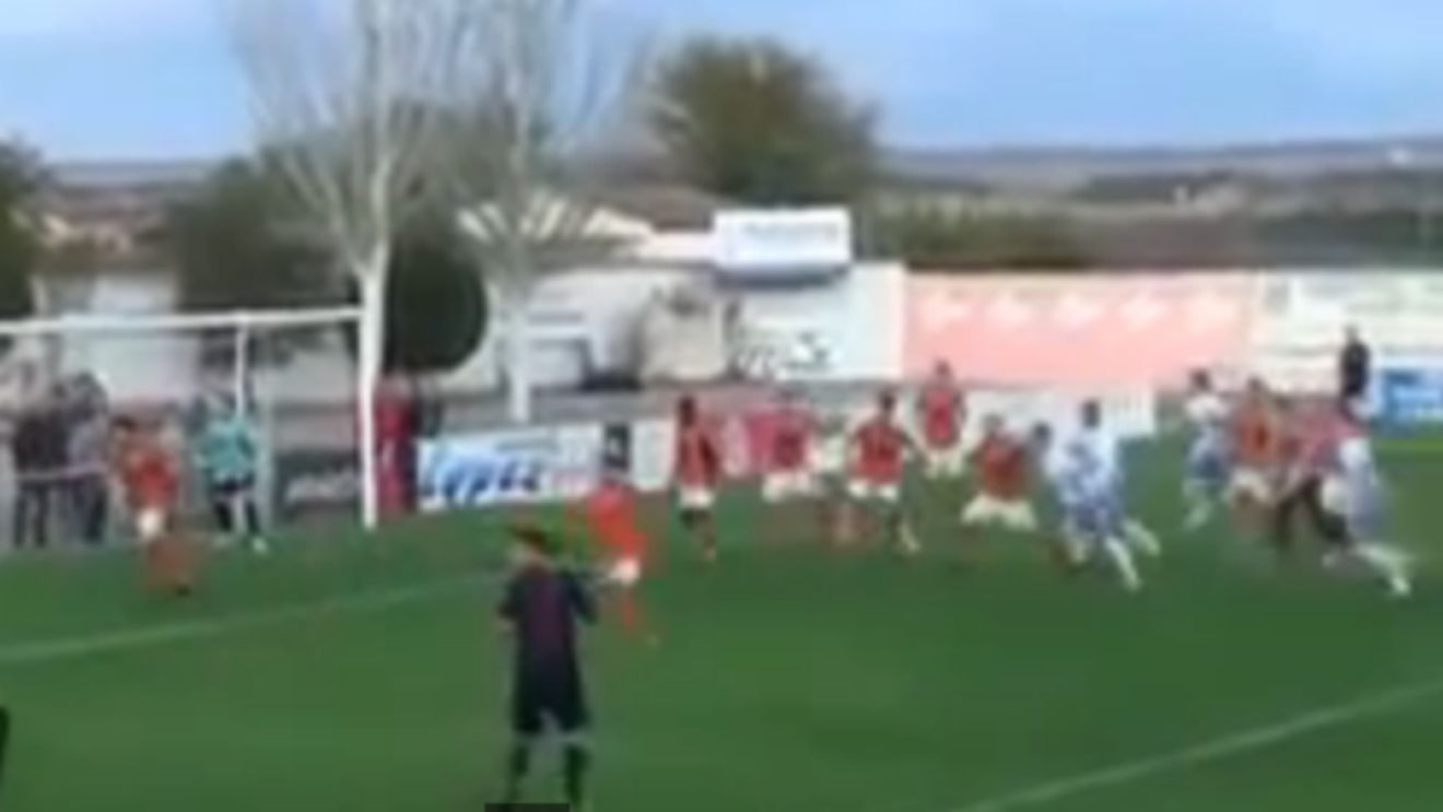 VIDEO senzațional | Un portar spaniol a reușit să înscrie la ultima fază a meciului, din "parada scorpionului"