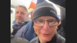 Cine e „tocilarul” ăsta? Fotbalistul s-a dus la meciul fostei rivale cu o căciulă pe cap și ochelari, fiind aproape imposibil de recunoscut!