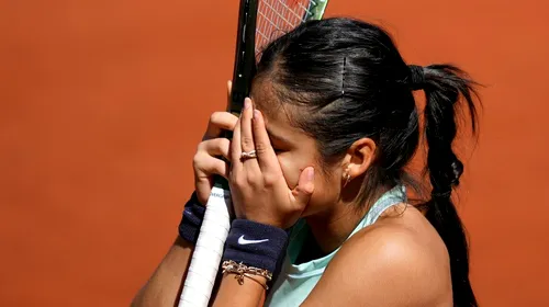 Emma Răducanu, ieșire tristă din scenă la Roland Garros! Sportiva de origine română a fost eliminată prematur deși a câștigat primul set | VIDEO