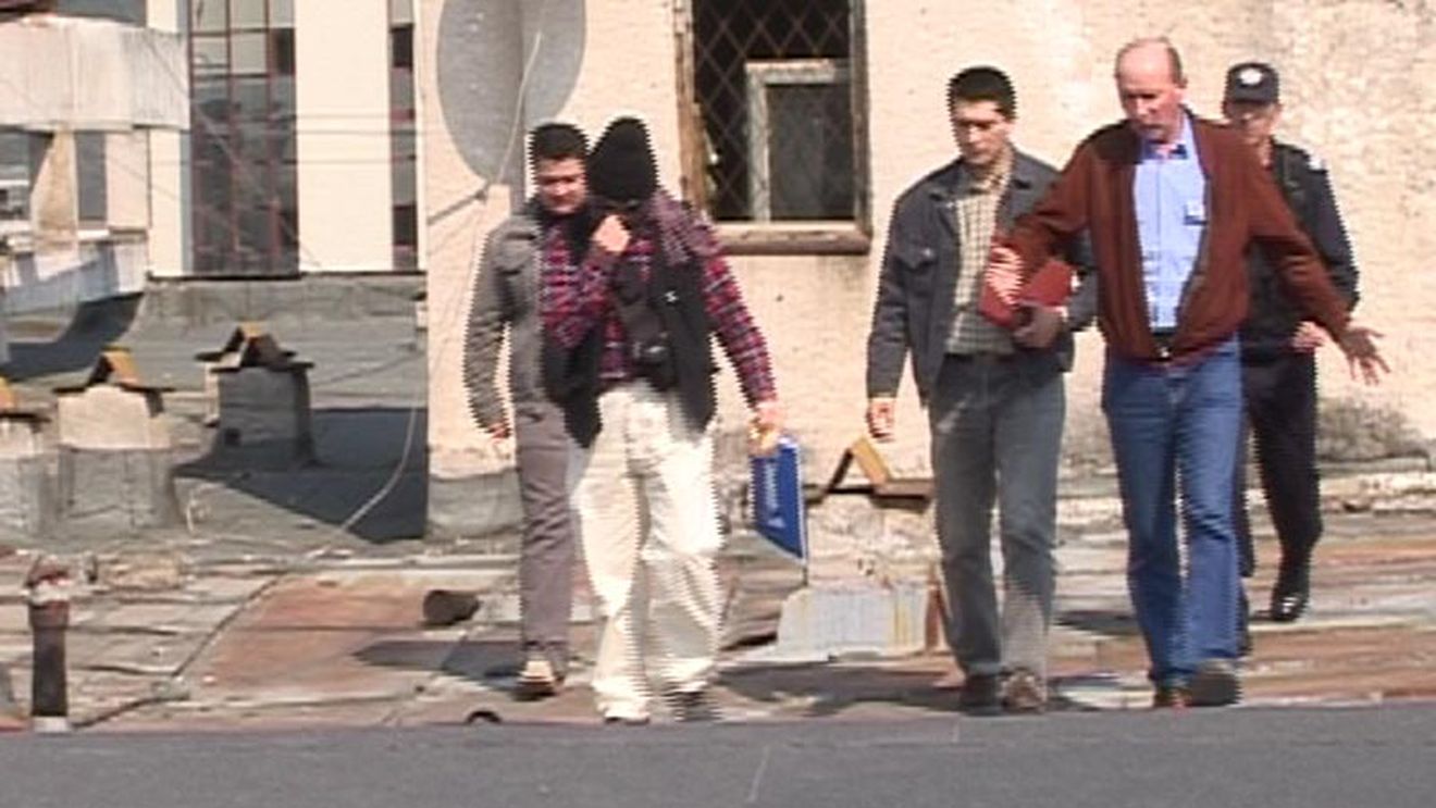 FOTO "Mă arunc dacă nu-l eliberați pe Gigi!"