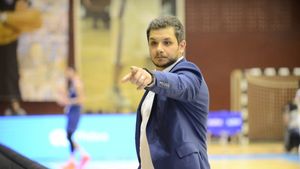 Record în baschet: Dan Ioan antrenează trei echipe în același timp! Trage semnalul de alarmă în privința românilor din Liga Națională: „Să realizeze repede șansa" | EXCLUSIV
