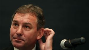 Fostul internațional englez Bryan Robson, operat pentru îndepărtarea unei tumori la gât