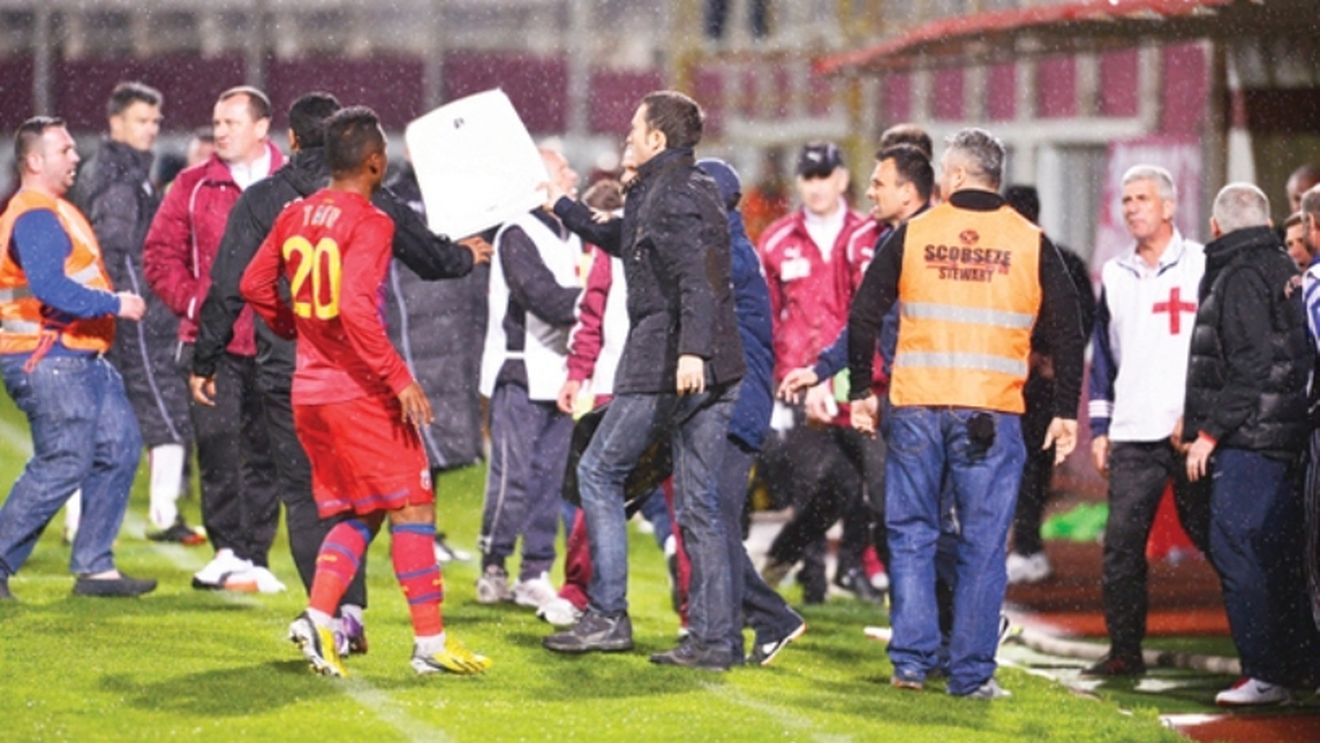 Rapidiștii reacționează după ce Comisiile i-au redus suspendarea managerului Stelei:** "E o ticăloșenie" Ce spune Taban despre licență