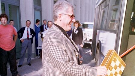 Mitică și-a pierdut ceasul la table!