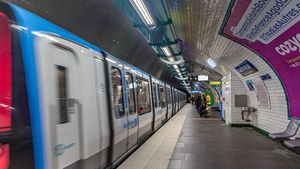 Fiica miliardarilor se plimbă cu metroul prin oraș: „Nu m-a recunoscut nimeni”