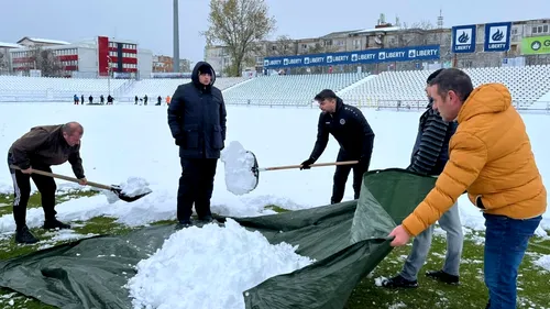 Dorinel Munteanu a venit să-i învețe meserie! Antrenorul Oțelului Galați deszăpezește stadionul alături de suporteri