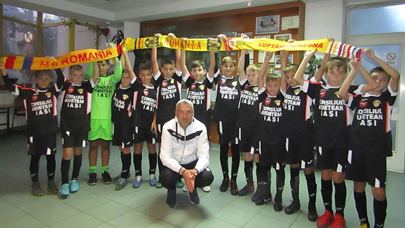 EXCLUSIV | Ei sunt singurii copii din Iași care merg marți la meciul României cu Norvegia. ”Abia aștept să sar în sus de bucurie la golurile echipei naționale”. La întoarcerea acasă, micuții fotbaliști vor face și o excursie la Vulcanii Noroioși
