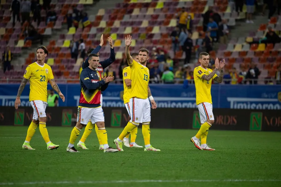 Jucătorii echipei naționale a României îi aplaudă pe fanii prezenți pe Arena Națională la meciul jucat împotriva lui Liechtenstein