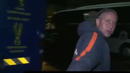 FOTO | Reghecampf, surprins în timp ce încerca să-i dea indicații secundului la pauza meciului. Reacția tehnicianului FCSB când a văzut camerele