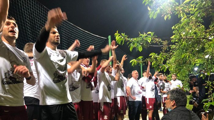 Sărbătoare la Buftea! Rapidiștii, show alături de suporteri după calificarea în Liga 1 + Jucătorii i-au cântat lui Mihai Iosif și l-au cărat pe brațe | VIDEO