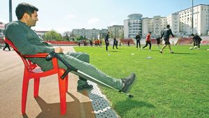 Cătălin Munteanu: "Mulțescu are o relație apropiată cu jucătorii!" Condiția pusă de mijlocaș ca să-și micșoreze salariul