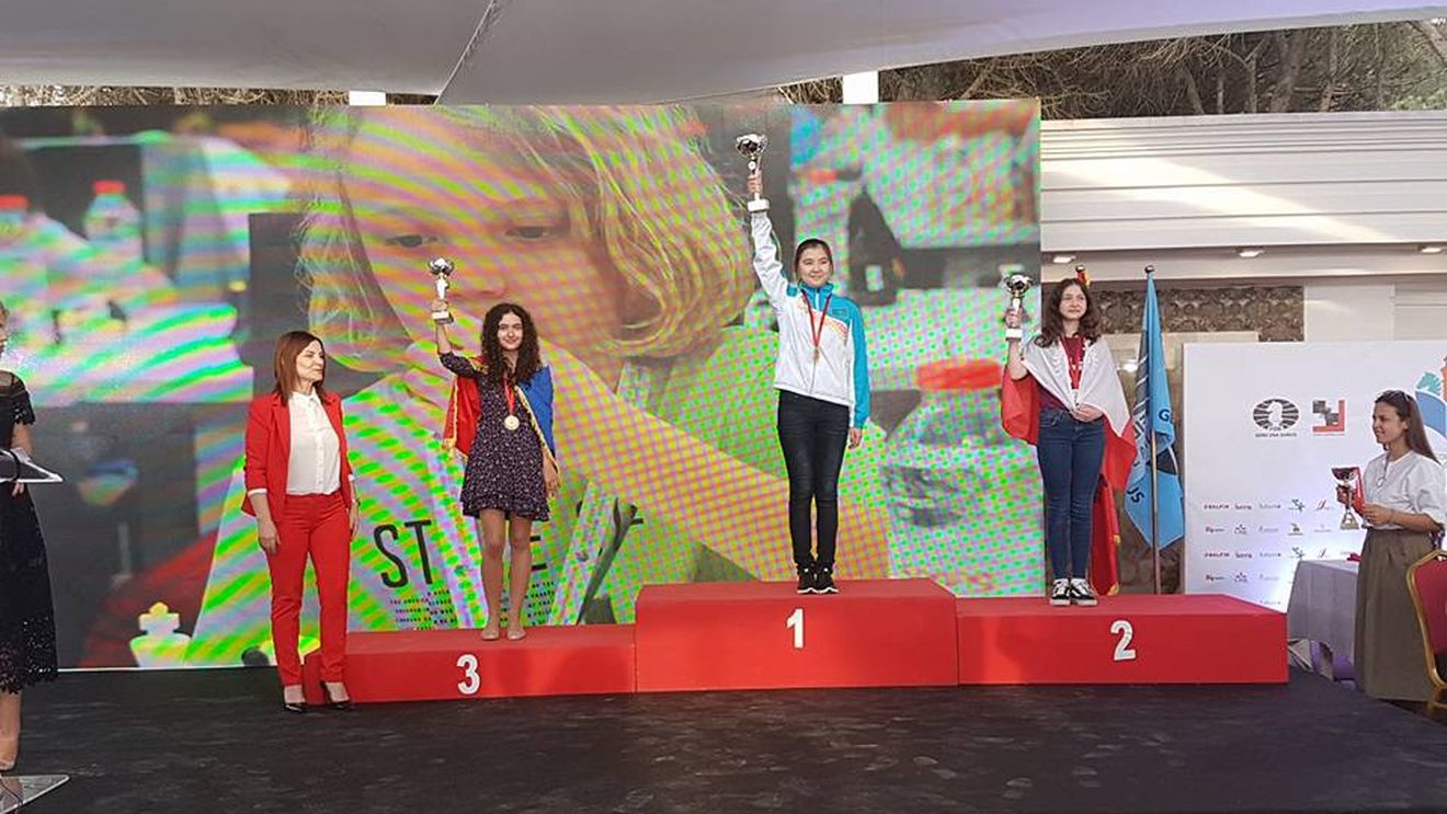 SPECIAL | O fată genială. Practică șahul de la grădiniță și urmărește fiecare mișcare a maestrului Magnus Carlsen. O tânără româncă a cucerit medalia de bronz la Campionatul Mondial de Șah Școlar din Albania