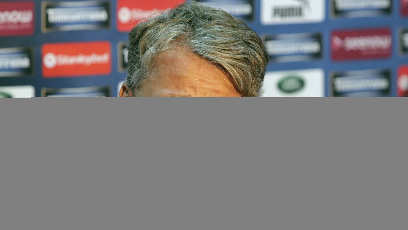 Petrescu nu exclude posibilitatea de a prelua naționala și îl apără pe Daum: "Toate întrebările sunt cu dacă. Nu m-a contactat nimeni, dar îmi doresc să ajung într-o zi acolo. Vinovați suntem toți, nu doar Daum"