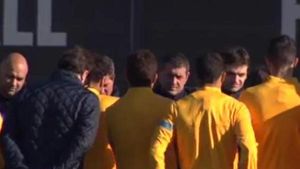 Eroul a revenit la "munca de jos"!** VIDEO Cum a fost întâmpinat Messi la primul antrenament după primirea celui de-al patrulea Balon de Aur