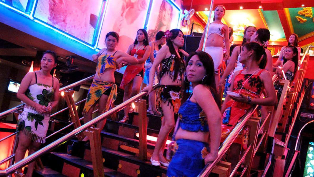 Un jucător se plânge că Ghana pierde foarte multe talente din cauza agenților falși. Fotbaliștii sunt duși în Thailanda, unde ajung să se prostitueze pentru a supraviețui