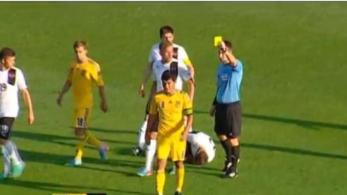 Decizie corectă sau exces de zel? VIDEO Pentru ce a primit un jucător două "galbene" în cinci secunde
