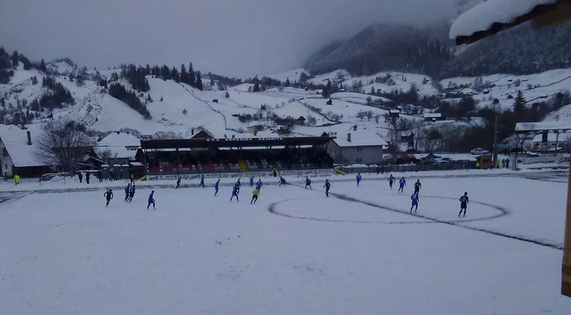 FOTO Winter is coming | Fotbal printre nămeți în Liga 2 și un teren aproape să cedeze. Se va desfășura Liga 1 conform programului, cu partide în pragul Crăciunului?