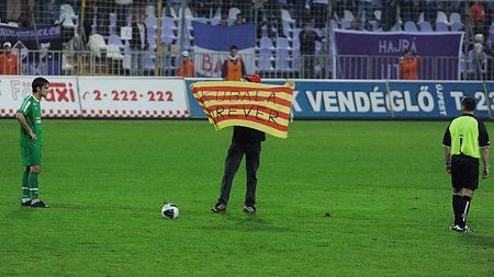 VIDEO** Jimmy Jump revine! A intrat pe teren la derby-ul Ungariei!