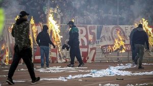 FOTO & VIDEO | Incidente la Panathinaikos - Olympiakos. OFICIAL: Ultrașii au făcut haos, derby-ul Greciei nu se mai reia din cauza incidentelor violente. Prima ipoteză: 0-3 la masa verde și șase puncte depunctare