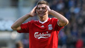 Un puști a aruncat tricoul primit de la Gerrard: "Să-i mănânce 'Motanul'!" VIDEO** Și Beckham a pățit-o :)