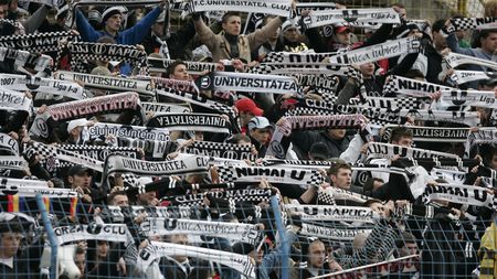 Suporterii "Șepcilor roșii" invadează Ion Moina