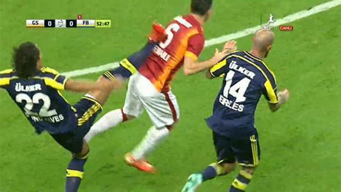 VIDEO | Intrare absolut criminală a lui Bruno Alves asupra unui jucător al Galatei: arbitrul i-a acordat imediat cartonașul roșu