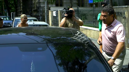 INCREDIBIL | Condamnat în 2014 la 4 ani și 8 luni de închisoare, Victor Becali ar fi fost văzut plimbându-se cu mașina prin Pipera!