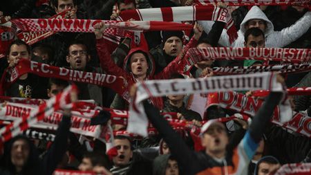 Dinamo s-a întors în timp!** În lipsa galeriei, șefii au umplut peluza cu polițiști deghizați în fani