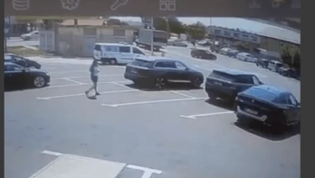 Momentul șocant în care o tânără e băgată cu forța într-o mașină, în parcarea unui supermarket din Bacău. Ce a salvat-o