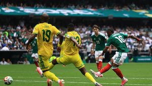 Mexic - Africa de Sud 2-0. Debutul gazdelor contra unui adversar penibil la care Ngezana ar fi părut Beckenbauer. Meci cu trei cartonașe roșii!