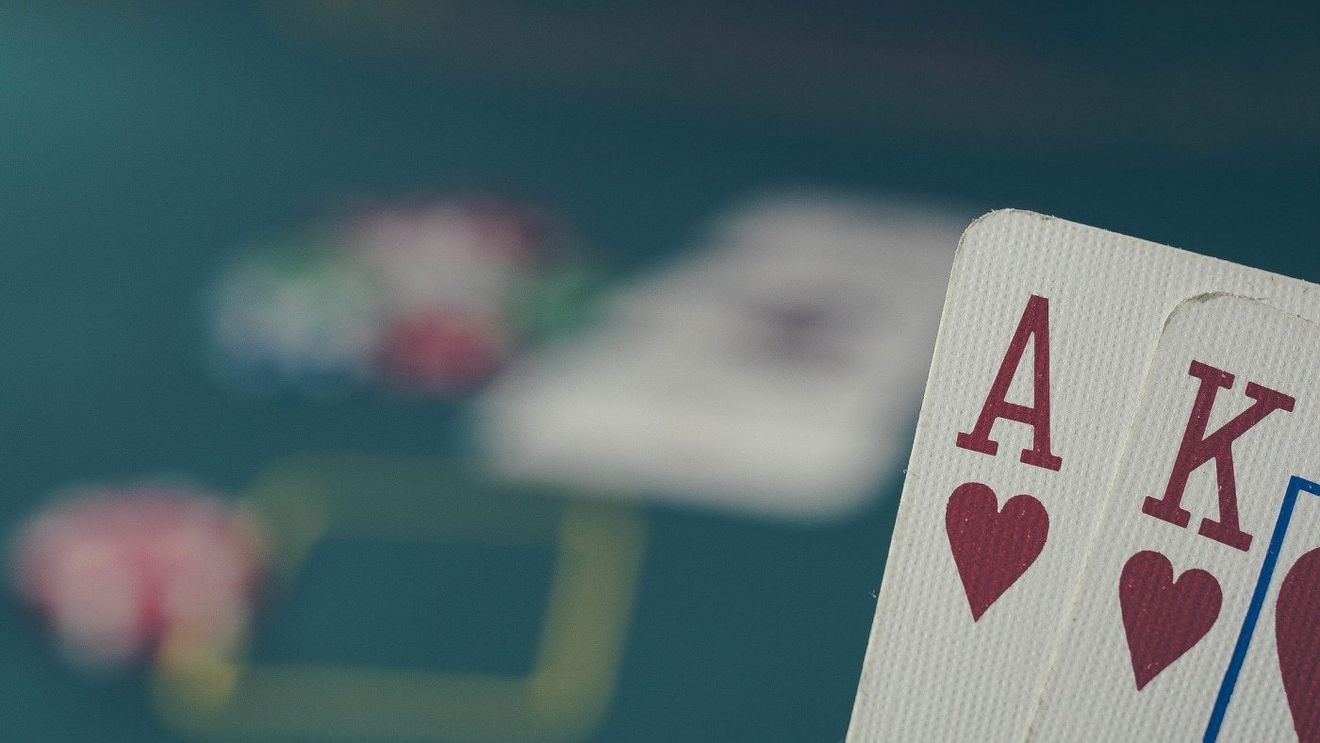 ADVERTORIAL | De la fotbal la poker, doar un pas