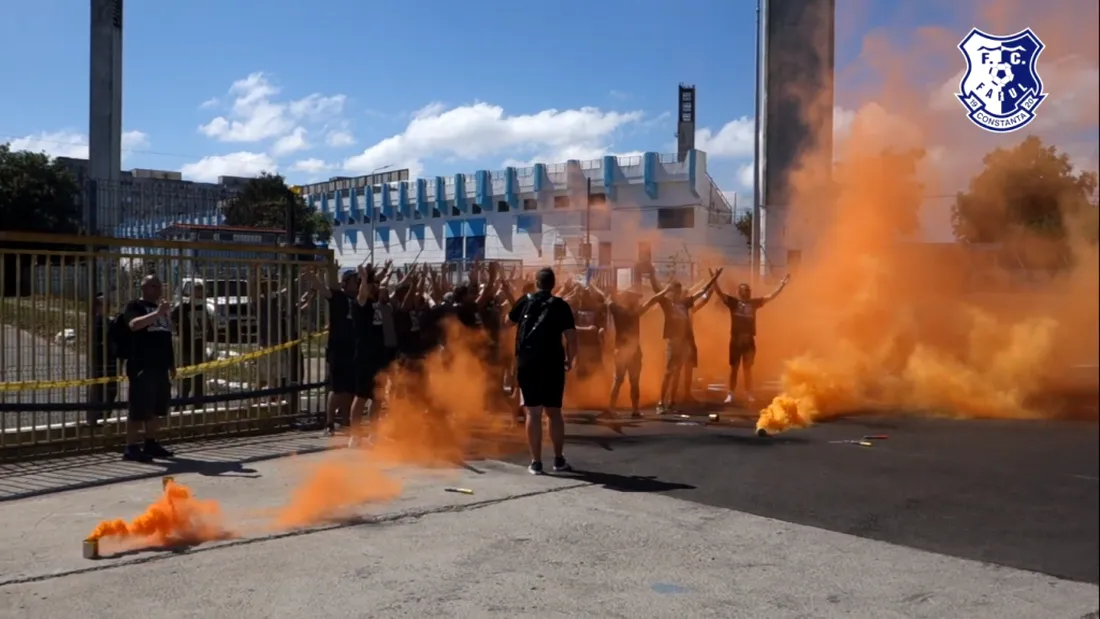 VIDEO | Fanii Farului au făcut spectacol înaintea meciului cu Petrolul. Au mers la antrenament și au cântat alături de fotbaliști