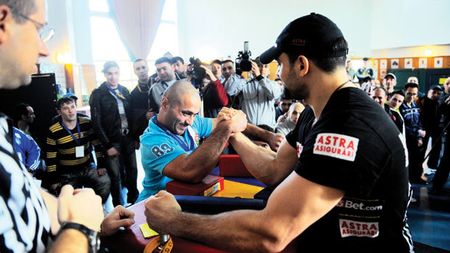 Skandenberg cu mâinile legate