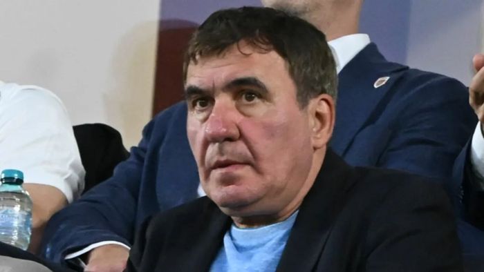 Apariție surpriză la Farul – FCSB. A stat lângă Gică Hagi și ar putea ajunge la echipa „Regelui”
