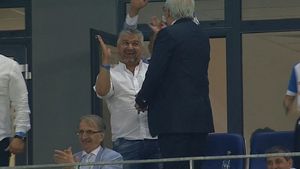 Președintele lui CS U Craiova, Marcel Popescu, explicație halucinantă după ce a făcut gesturi obscene în timpul meciului cu Viitorul: "E absolut normal să fac astfel de semne, atât timp cât cei cărora le sunt adresate nu se simt lezați și jigniți"