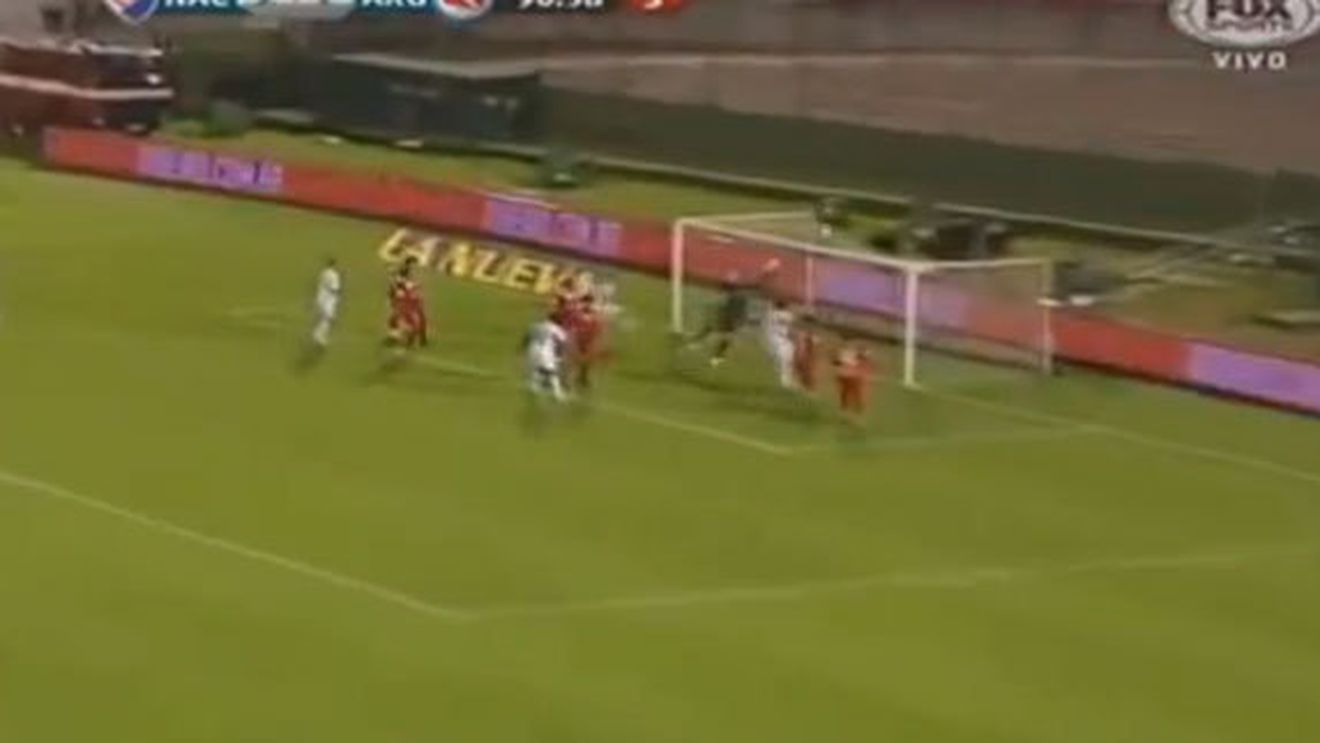 LEGENDAR! VIDEO** Portarii nu găsesc "antidot" pentru omul care, în 2000, câștiga mai bine ca Figo sau Zidane! A marcat din nou direct din corner: