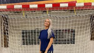Cum arată azi Gabriela Roșu, handbalista care a cucerit toată România cu gestul mai puțin obișnuit din avion! E soția unui fotbalist care a jucat la FCSB și Dinamo