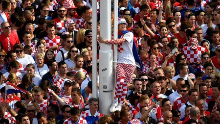 VIDEO & FOTO | Impresionant! Primiri de gală pentru francezi și croați după finala Mondialului! Zeci de mii de oameni pe străzile din Zagreb și "Cocoșii" cântând imnul alături de Macron