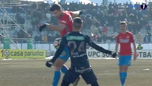 Uite penalty-ul, nu e penalty-ul! Faza care le-a făcut pe gazde să "explodeze": Cătălin Popa a arătat lovitură de la 11 metri pentru FCSB, dar nu a văzut hențul lui Filip și și-a anulat decizia. Arbitrul asistent, decisiv