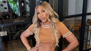 Serena Williams, în fustă scurtă şi tocuri înalte, pe terenul de tenis. Ce apariție pentru rivala Simonei Halep