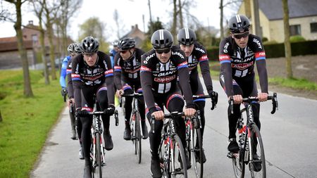 Șase cicliști ai echipei Giant-Alpecin, accidentați serios de o mașină în timpul antrenamentelor. Vedeta John Degenkolb, printre victime