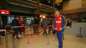 Mutu, pe aeroport: "Sunt bine!"** Lupescu: "A fost puțin răcit, sper că va juca în Bosnia!"