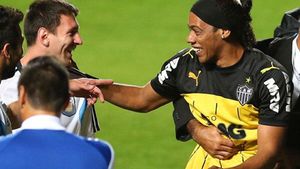 O sosie a lui Ronaldinho a intrat peste Messi la antrenament. Argentinianul a fost convins că îl are în față pe "Dințos". Prima reacție e de ținut minte