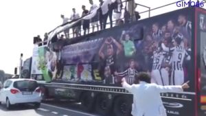 Cu TIR-ul la finala Champions League. VIDEO | Cei mai "nebuni" fani ai lui Juve: cum au făcut deplasarea la Berlin