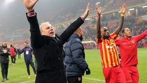 Șumudică, uimit: "Nu mă așteptam, chiar nu mă așteptam! E impecabil, toată lumea e mulțumită de el". Fotbalistul care l-a dat pe spate