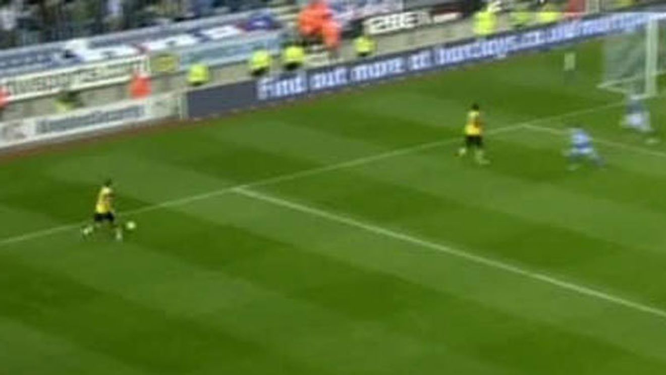 VIDEO INCREDIBIL A sfidat legile jocului!** Și-a pasat singur din corner pentru a trimite o centrare de gol