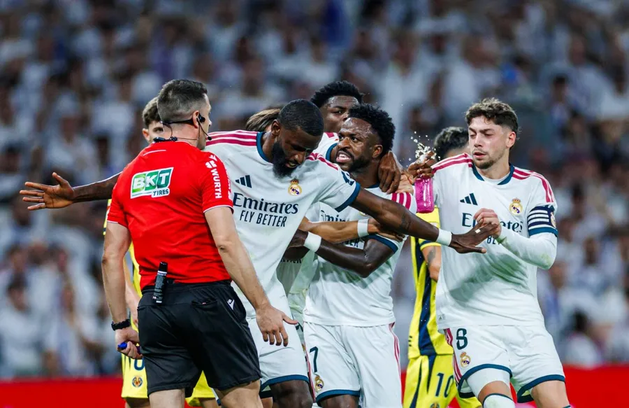 Incredibil ce a făcut Vincius pe Bernabeu! A fost eliminat, s-a năpustit asupra arbitrului și ratează El Clasico