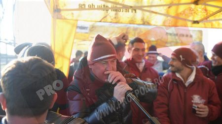 Moș "Vio" Niculae! Antrenorul Rapidului știe să întrețină atmosfera la echipă

